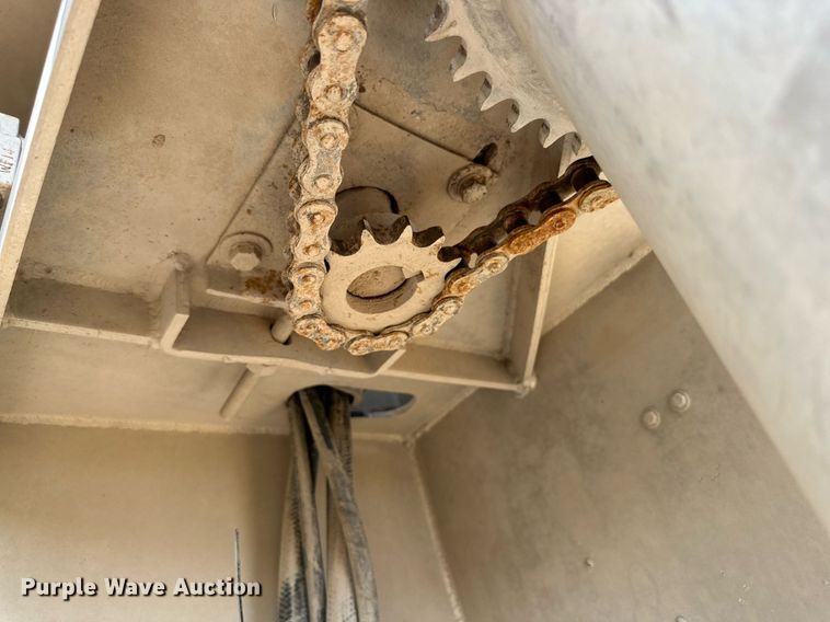 image for item DL0461 2004 CEI Pacer AT35L feed delivery trailer