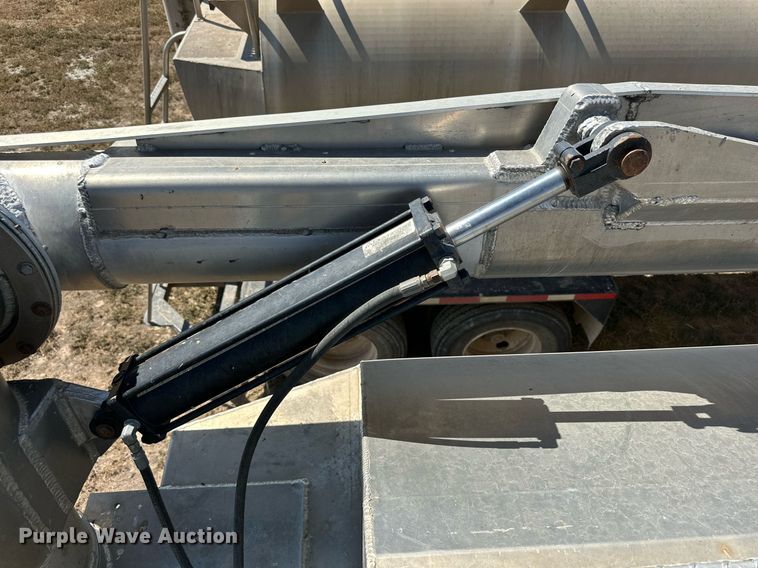 image for item DL0461 2004 CEI Pacer AT35L feed delivery trailer