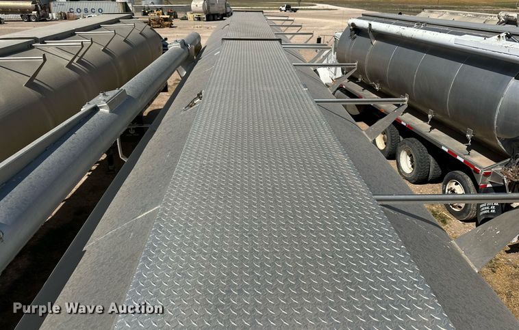 image for item DL0461 2004 CEI Pacer AT35L feed delivery trailer