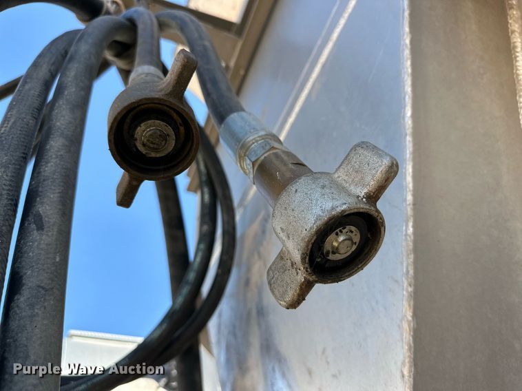 image for item DL0461 2004 CEI Pacer AT35L feed delivery trailer