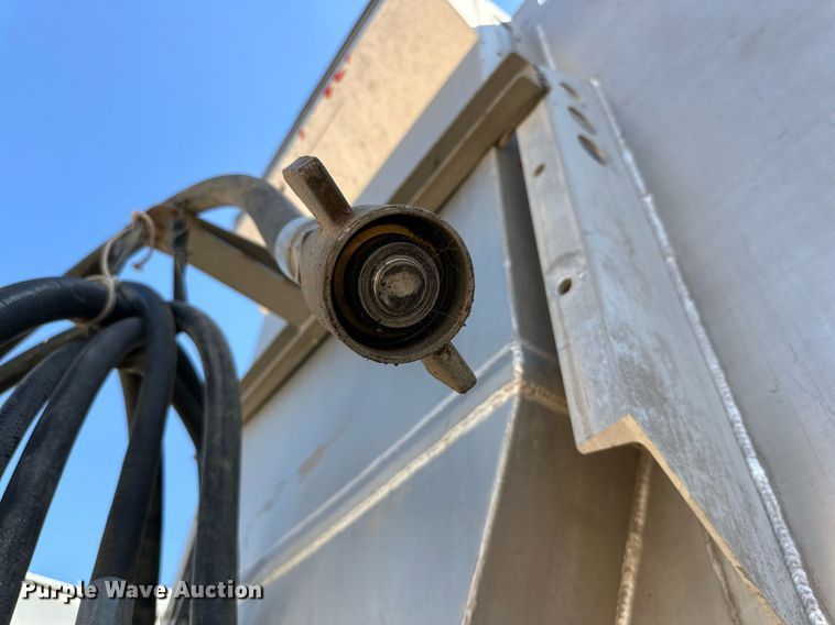 image for item DL0461 2004 CEI Pacer AT35L feed delivery trailer