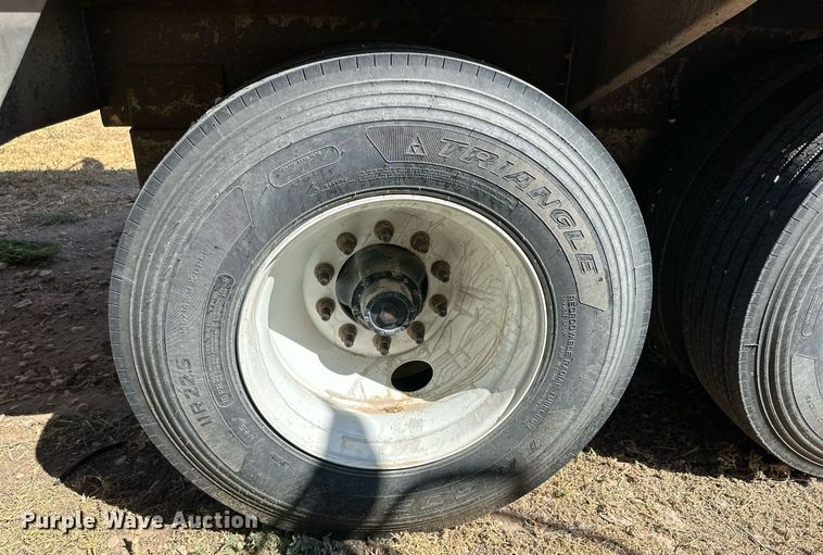 image for item DL0461 2004 CEI Pacer AT35L feed delivery trailer