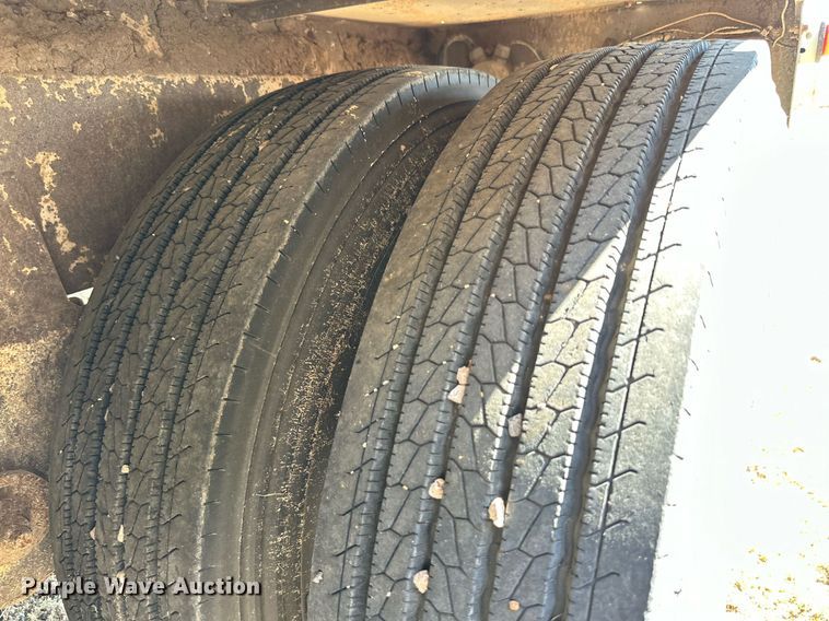 image for item DL0461 2004 CEI Pacer AT35L feed delivery trailer