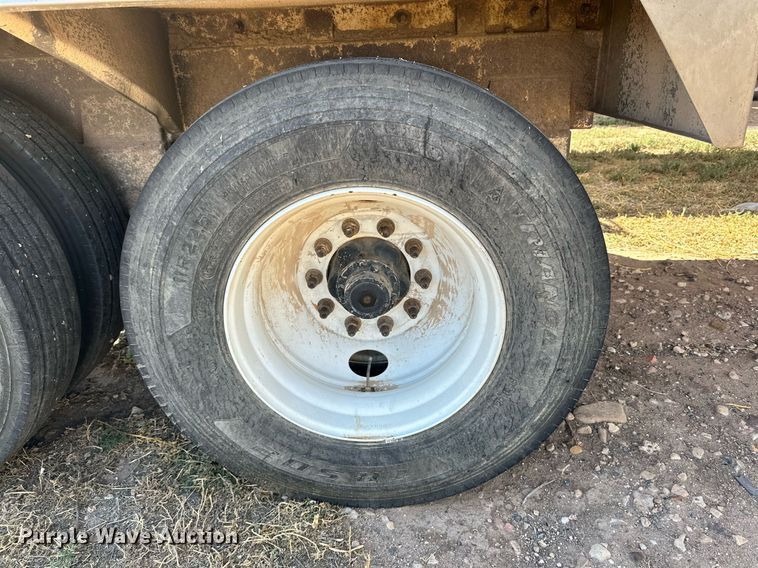 image for item DL0461 2004 CEI Pacer AT35L feed delivery trailer