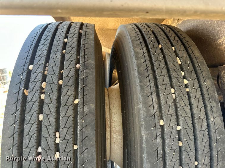 image for item DL0461 2004 CEI Pacer AT35L feed delivery trailer