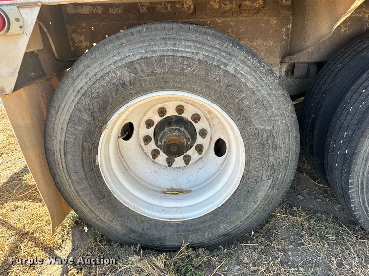 image for item DL0461 2004 CEI Pacer AT35L feed delivery trailer