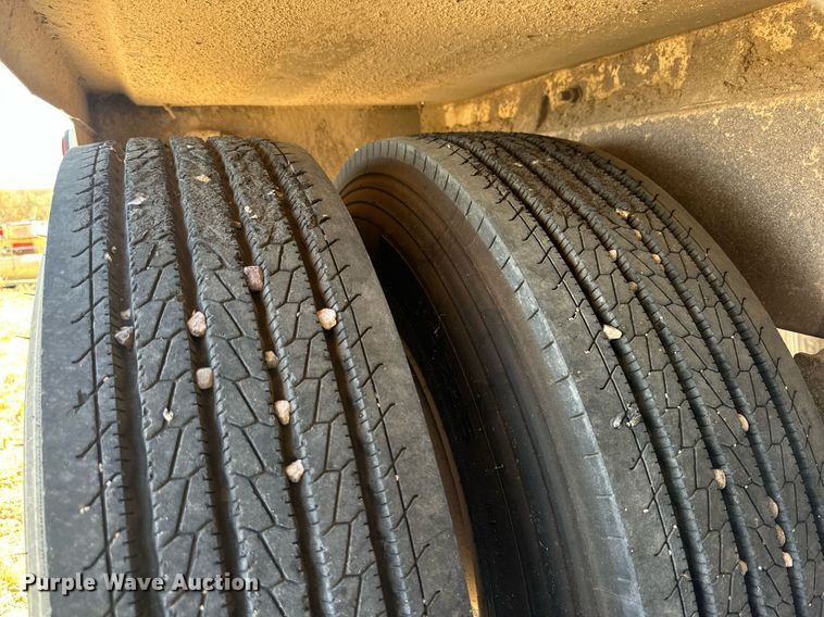 image for item DL0461 2004 CEI Pacer AT35L feed delivery trailer