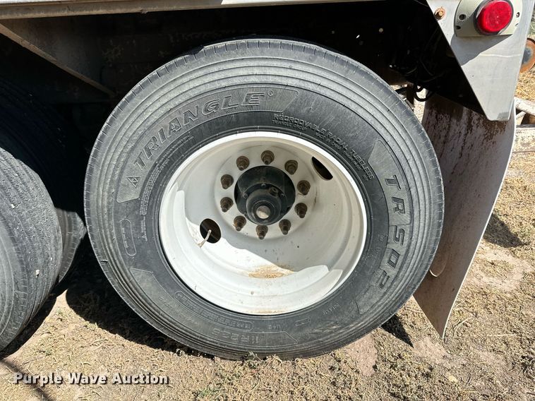 image for item DL0461 2004 CEI Pacer AT35L feed delivery trailer