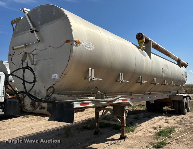 image for item DL0462 2003 Pinson feed delivery trailer