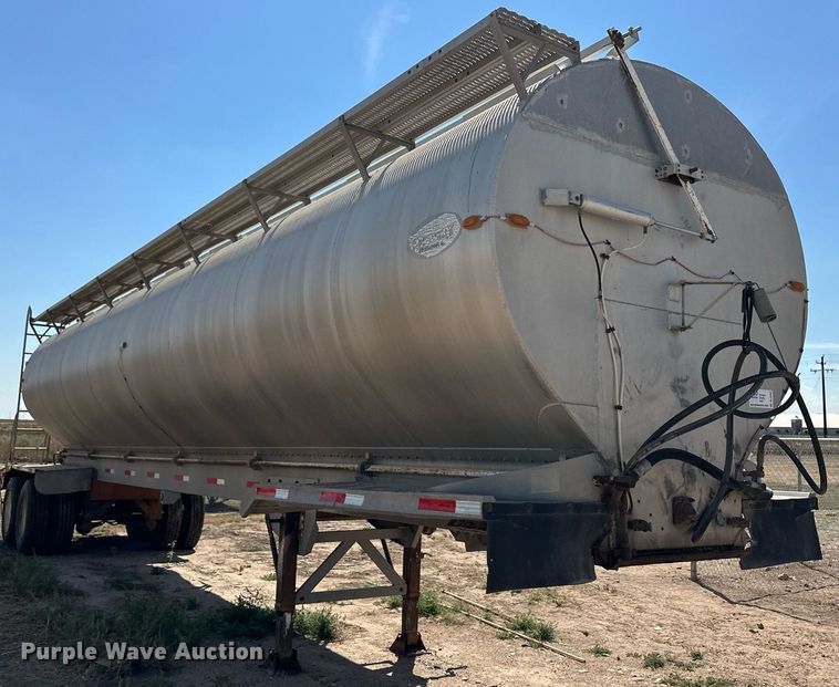 image for item DL0462 2003 Pinson feed delivery trailer