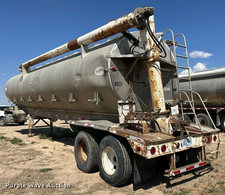 image for item DL0462 2003 Pinson feed delivery trailer