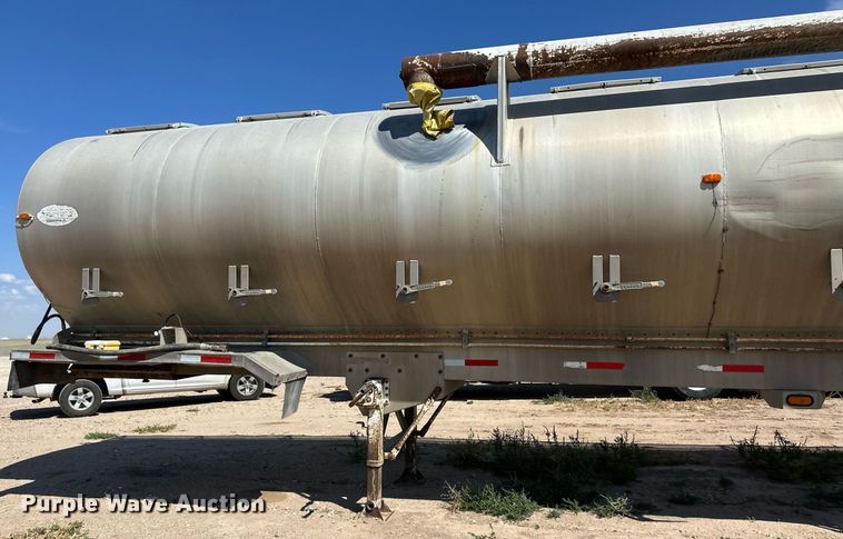 image for item DL0462 2003 Pinson feed delivery trailer