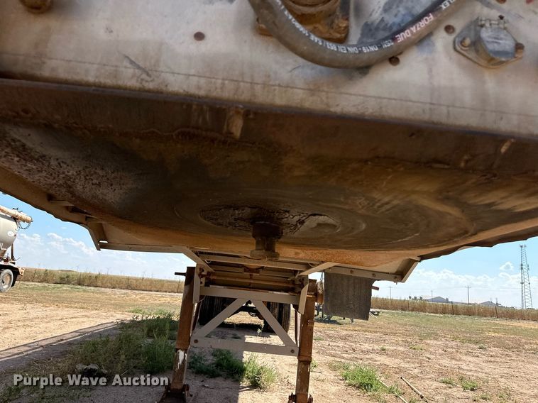 image for item DL0462 2003 Pinson feed delivery trailer