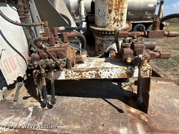 image for item DL0462 2003 Pinson feed delivery trailer