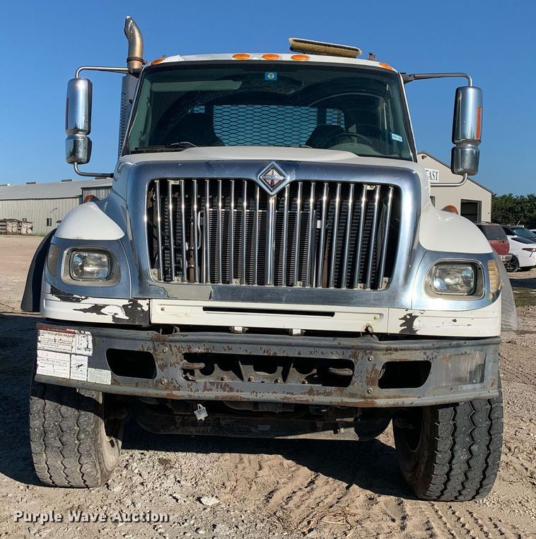 image for item DM1806 2006 International  7600 flatbed truck