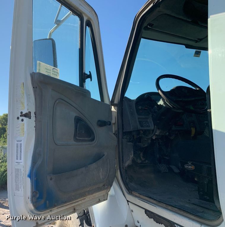 image for item DM1806 2006 International  7600 flatbed truck