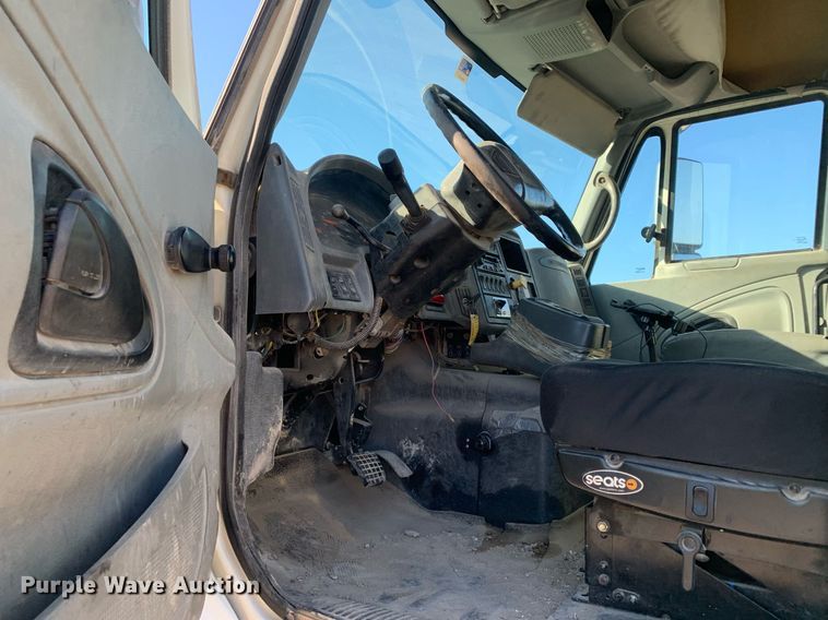 image for item DM1806 2006 International  7600 flatbed truck