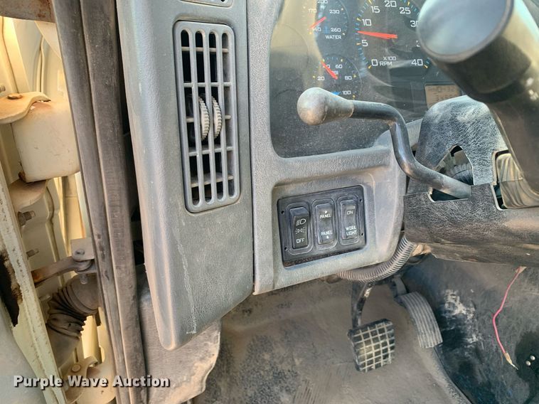 image for item DM1806 2006 International  7600 flatbed truck