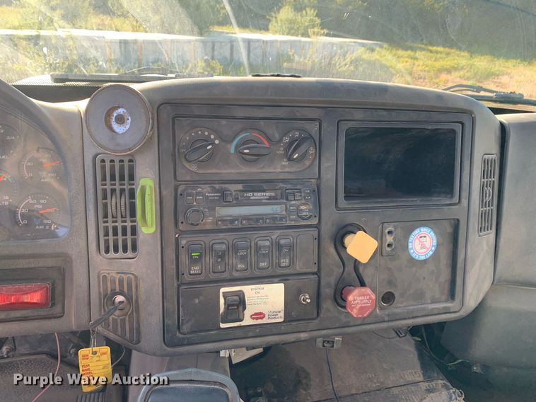 image for item DM1806 2006 International  7600 flatbed truck