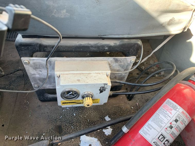 image for item DM1806 2006 International  7600 flatbed truck