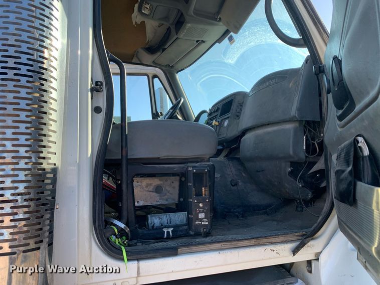 image for item DM1806 2006 International  7600 flatbed truck