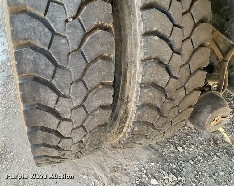 image for item DM1806 2006 International  7600 flatbed truck