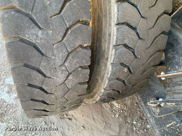 image for item DM1806 2006 International  7600 flatbed truck