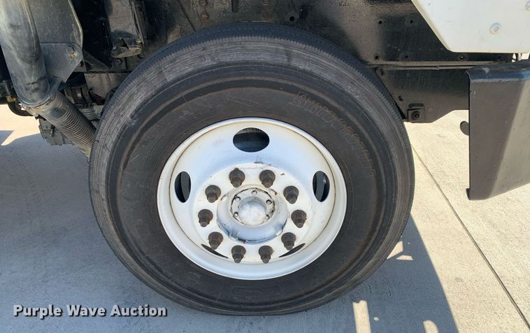 image for item DM1815 2005 Kalmar 30 yard truck