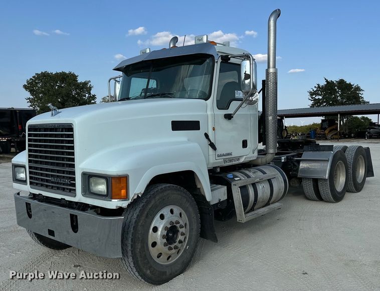 image for item DM2028 2014 Mack CHU613  semi truck