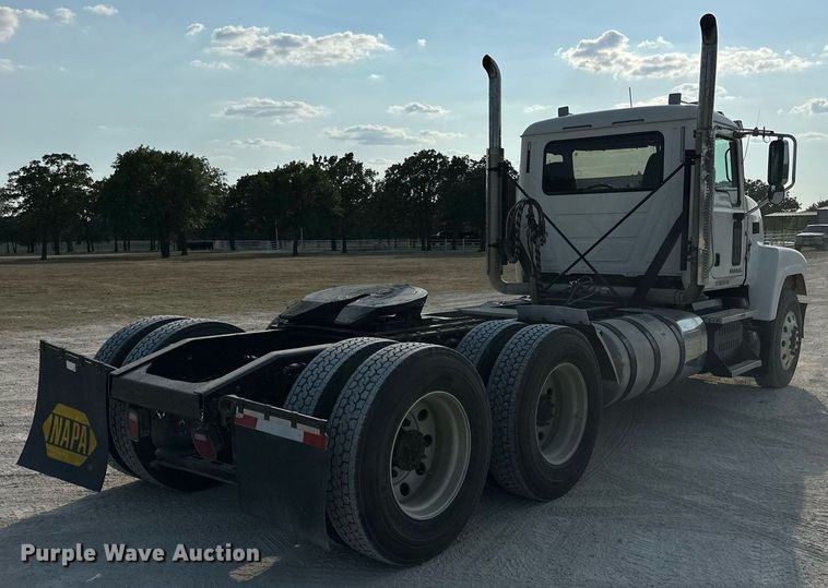 image for item DM2028 2014 Mack CHU613  semi truck