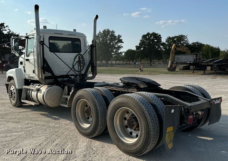 image for item DM2028 2014 Mack CHU613  semi truck