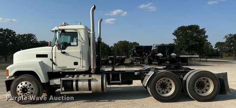 image for item DM2028 2014 Mack CHU613  semi truck