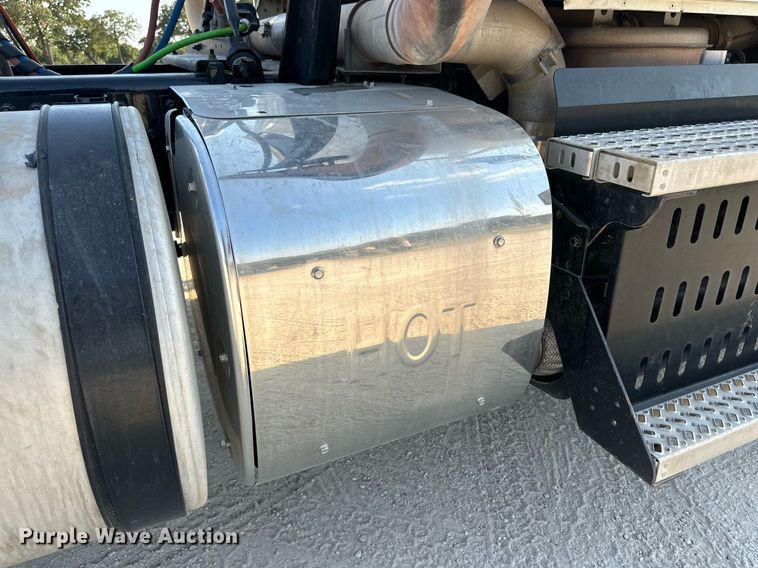 image for item DM2028 2014 Mack CHU613  semi truck