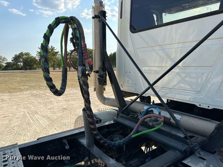 image for item DM2028 2014 Mack CHU613  semi truck