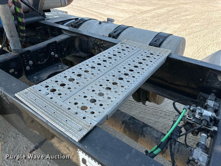 image for item DM2028 2014 Mack CHU613  semi truck