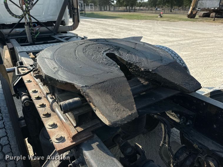 image for item DM2028 2014 Mack CHU613  semi truck