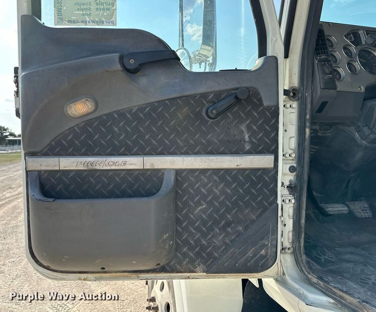 image for item DM2028 2014 Mack CHU613  semi truck