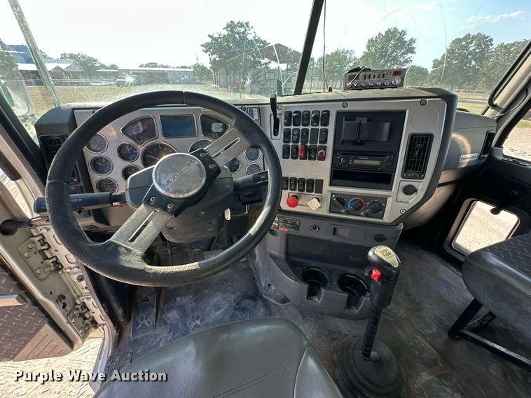 image for item DM2028 2014 Mack CHU613  semi truck