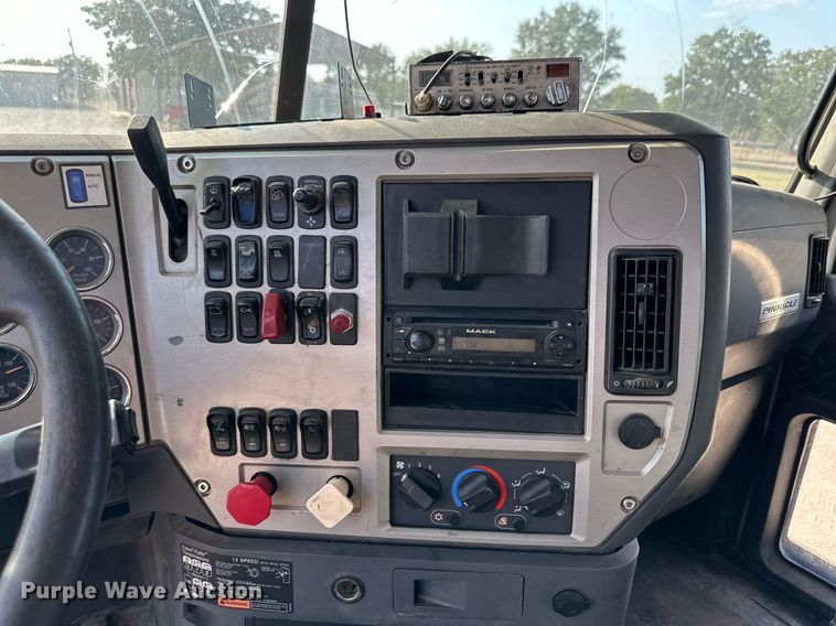 image for item DM2028 2014 Mack CHU613  semi truck