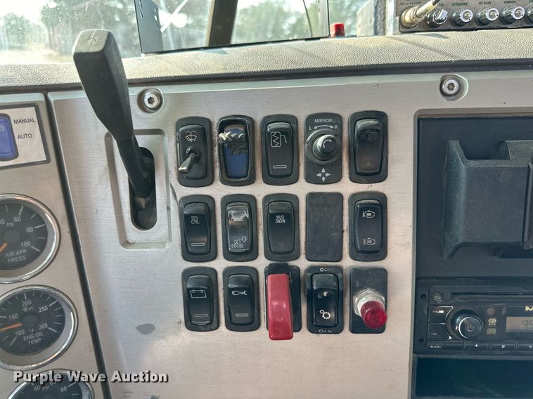 image for item DM2028 2014 Mack CHU613  semi truck