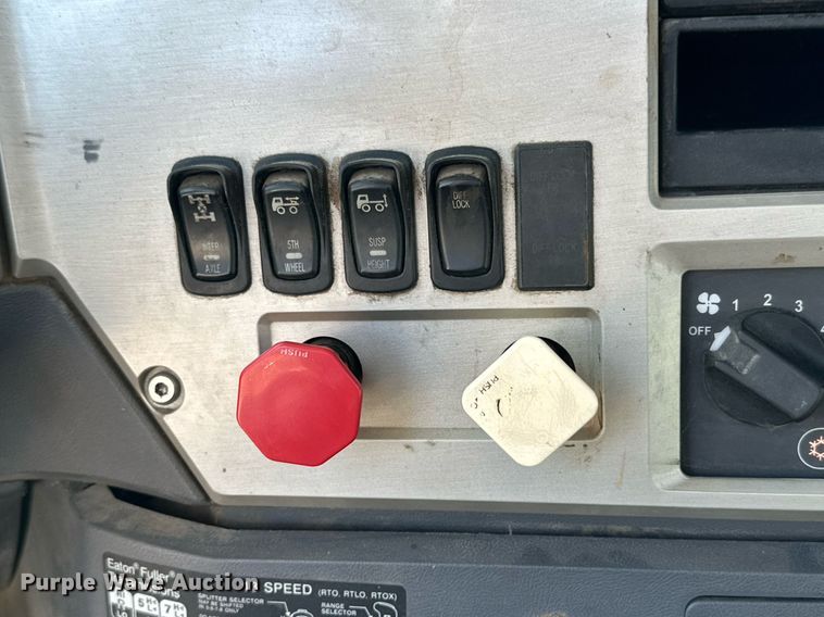 image for item DM2028 2014 Mack CHU613  semi truck