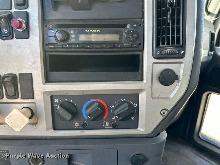 image for item DM2028 2014 Mack CHU613  semi truck