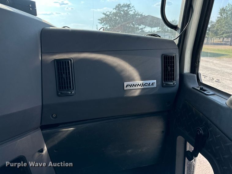 image for item DM2028 2014 Mack CHU613  semi truck