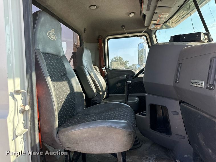 image for item DM2028 2014 Mack CHU613  semi truck