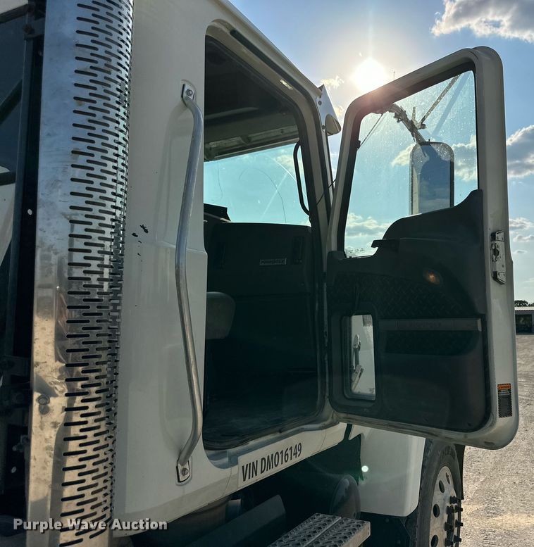 image for item DM2028 2014 Mack CHU613  semi truck