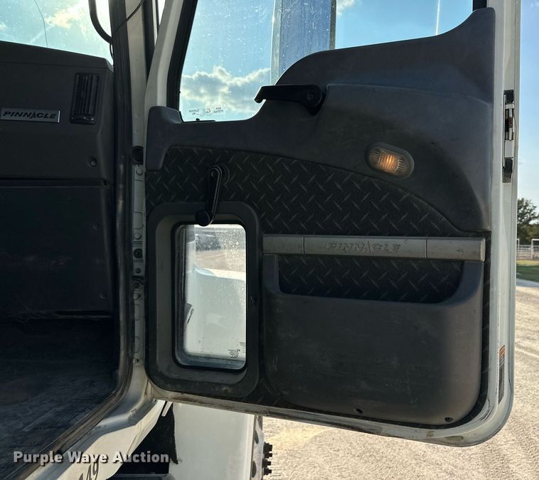 image for item DM2028 2014 Mack CHU613  semi truck