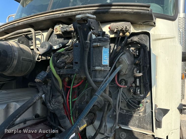 image for item DM2028 2014 Mack CHU613  semi truck