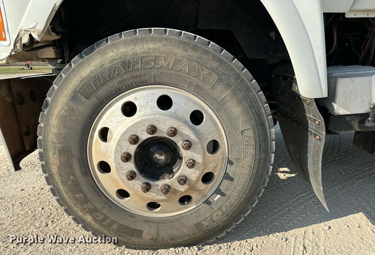 image for item DM2028 2014 Mack CHU613  semi truck