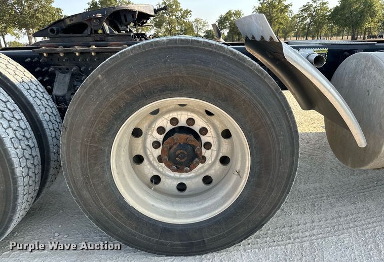 image for item DM2028 2014 Mack CHU613  semi truck