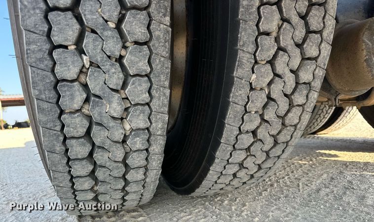 image for item DM2028 2014 Mack CHU613  semi truck